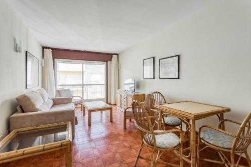 桑亨霍Apartamentos Granxola的客厅配有沙发和桌椅