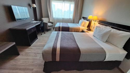 奇廉奇廉迭戈阿尔马格罗酒店的酒店客房配有两张床和一张书桌
