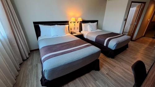 奇廉奇廉迭戈阿尔马格罗酒店的一间酒店客房内设有两张床的房间