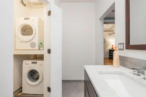 费城PRISTINE 3 BR Million-Dollar Loft Elevator Parking的洗衣房配有洗衣机和水槽