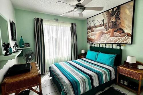乌旺戈海滩Seaview Beachfront Holiday Apartment - 164 Laguna La Crete的一间卧室配有一张壁画大床