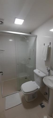 巴西利亚Pousada Kit Residence的带淋浴、卫生间和盥洗盆的浴室