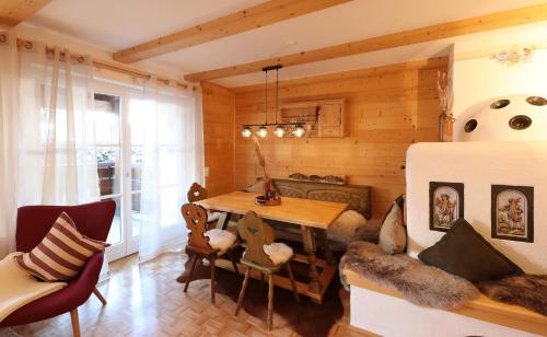 奥伯斯特多夫'Chalet-Style' ruhige & zentrale 3-Raum-Suite direkt am Kurpark的一间带桌椅的用餐室