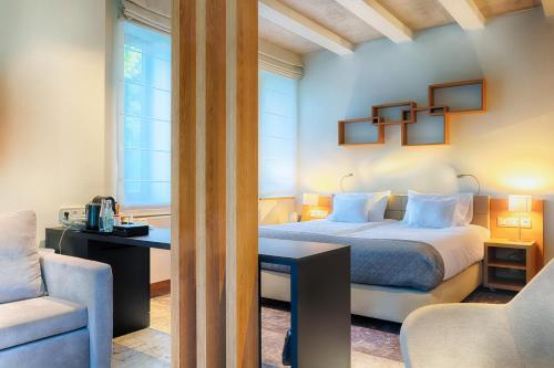 索波特索波特高级福克斯酒店的配有一张床和一把椅子的酒店客房