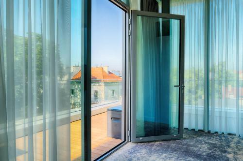 索波特索波特高级福克斯酒店的带阳台的客房内的开放式玻璃门