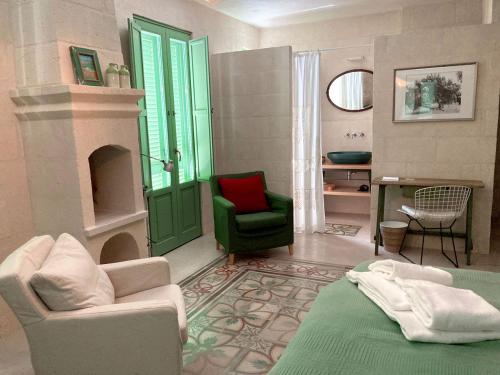 萨维勒特里Boutique Hotel Masseria Sottomasi的客厅设有绿门和绿椅