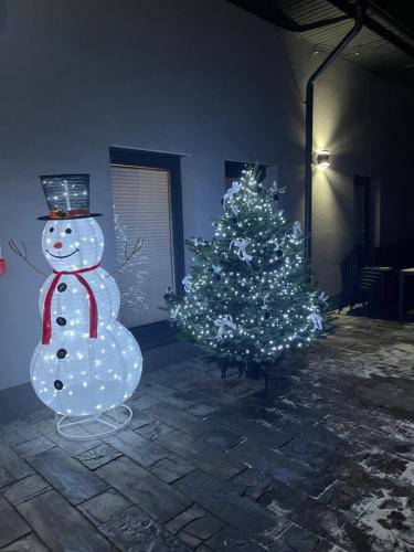 PodzamczeMały Książę的雪人,房间里一棵圣诞树