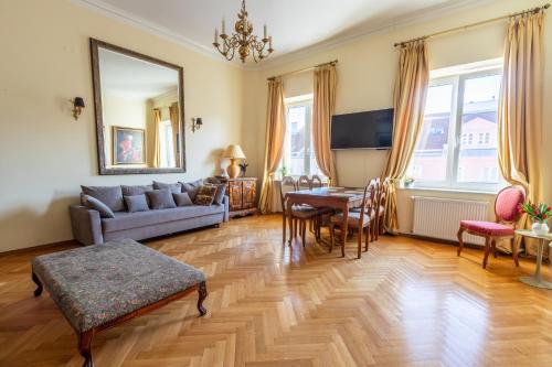 华沙Apartament luster i obrazów的客厅配有沙发和桌子
