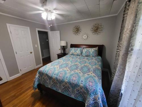 甘特斯维尔1. Lakeview home in Beautiful Guntersville的一间卧室配有一张带蓝色棉被的床