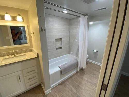 托皮卡Luxurious and peaceful的带浴缸、水槽和镜子的浴室