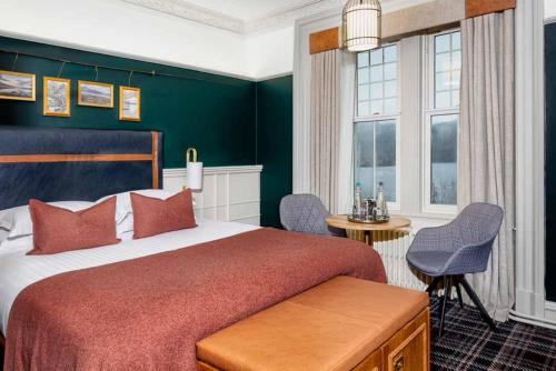 金洛赫兰诺赫Loch Rannoch Hotel and Estate的一间卧室设有一张大床和绿色的墙壁