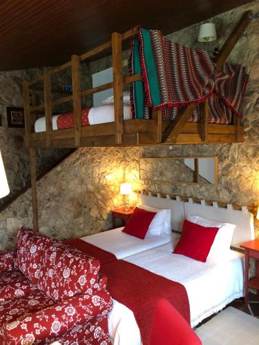 卡尔达斯达·赖尼亚Casas Dos Infantes - Turismo Rural的一间带两张床和一张沙发的卧室