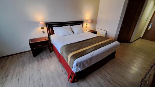 蒙特港圣地亚哥德阿尔马格罗蒙特港酒店的一间位于酒店客房内的带大床的卧室