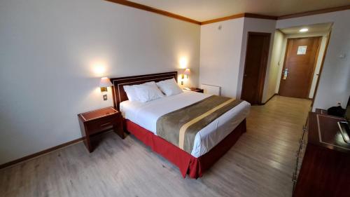 蒙特港圣地亚哥德阿尔马格罗蒙特港酒店的一间位于酒店客房内的带大床的卧室