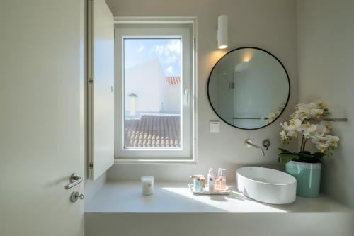 圣罗克Casa dos Pedros (Beach House)的白色的浴室设有水槽和镜子