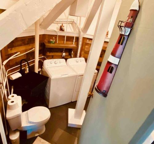 希尔顿黑德岛A Magical Treehouse by the Sea!的一间带卫生间和墙上导弹的浴室