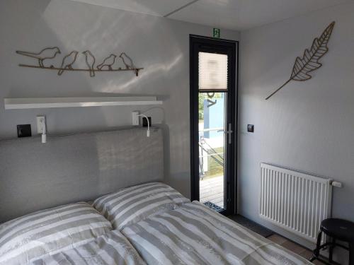 福伦丹Modern Holiday Home in Molina di Ledro with Terrace的卧室配有一张墙上鸟床