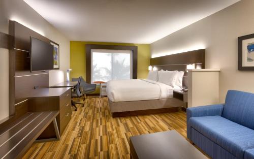 埃尔帕索埃尔帕索I-10东部智选假日酒店的酒店客房,配有床和沙发