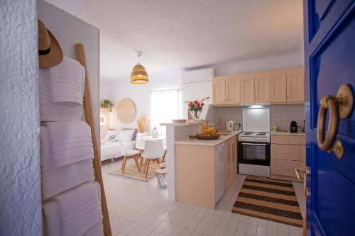米克诺斯城Hidden Serenity的配有白色家电的厨房和客厅