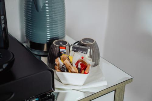 斯托桥The Fox Inn的打印机旁边的桌子上装满食物的容器