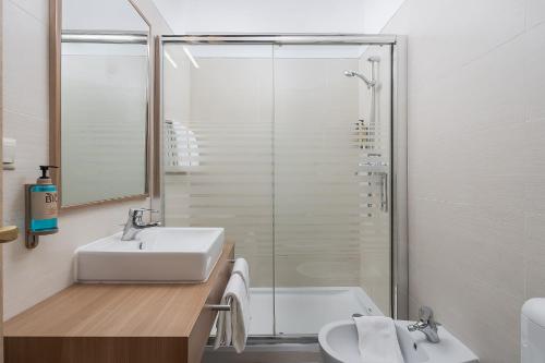 波尔蒂芒Vista Rio - apartamento的一间带水槽和淋浴的浴室