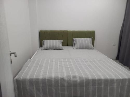 伊斯坦布尔*Новая квартира 1+1 Mecidiyeköy的一张床上有两个枕头的房间