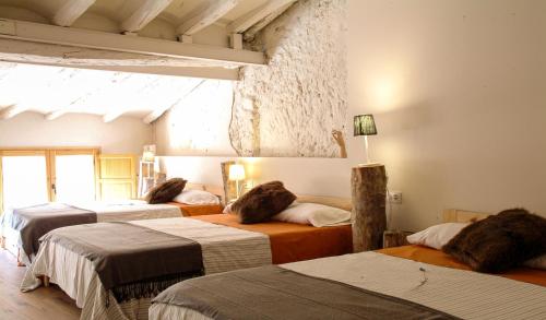 TarrésClauhomes Casa Rural Deluxe的一间房间,有三张床