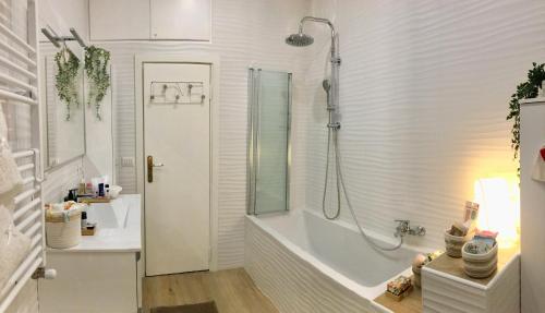 罗马Gemelli-San Pietro-Trastevere-casa con posto auto的白色的浴室设有浴缸和淋浴。