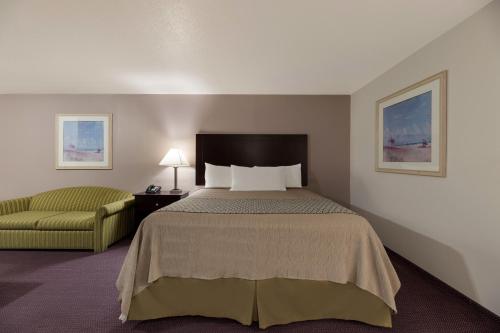 阿尔派恩Americas Best Value Inn Alpine的配有一张床和一把椅子的酒店客房