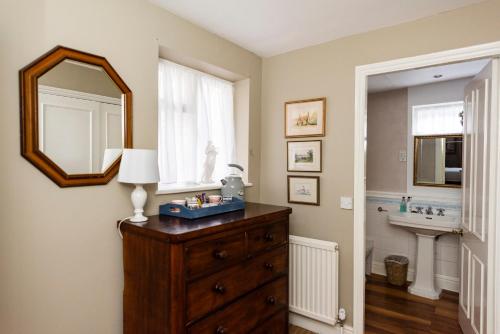 奥克姆The George Inn的浴室设有梳妆台、镜子和水槽