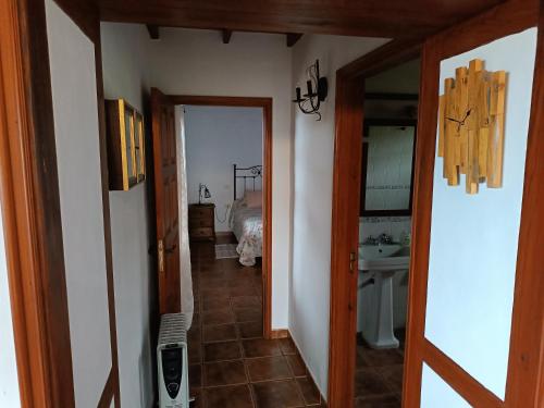 马佐Casa Las Caracolas的走廊通往带水槽的浴室