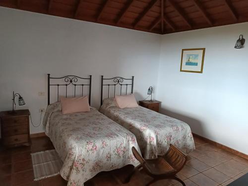 马佐Casa Las Caracolas的两张睡床彼此相邻,位于一个房间里