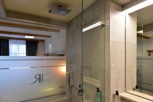 日内瓦Hôtel Rousseau Plus的带淋浴的浴室和玻璃门