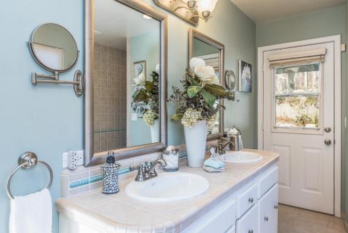 蒙特雷3485 Avalon by the Sea home的一间带两个盥洗盆和大镜子的浴室