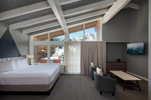 凯彻姆塔马拉克旅舍的酒店客房设有一张床和一个大窗户
