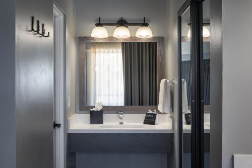 凯彻姆塔马拉克旅舍的一间带水槽和镜子的浴室