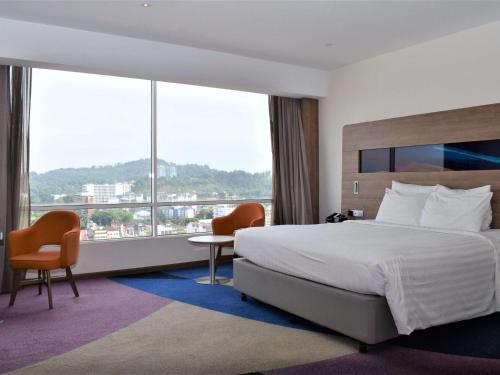 太平太平诺富特酒店的酒店客房设有一张床和一个大窗户