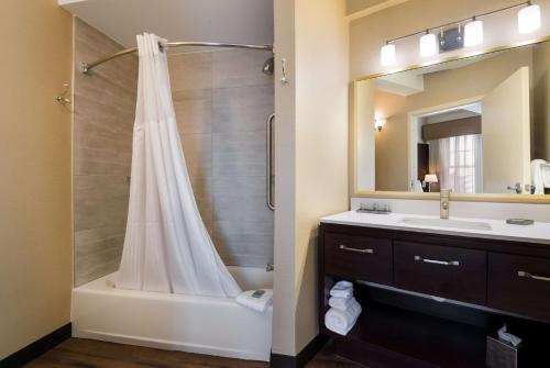 锡拉丘兹Best Western Syracuse Downtown Hotel and Suites的带淋浴和盥洗盆的浴室