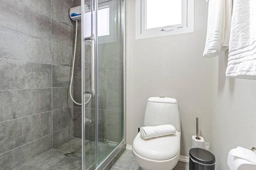 棕榈滩Ojanea Home的一间带卫生间和玻璃淋浴间的浴室