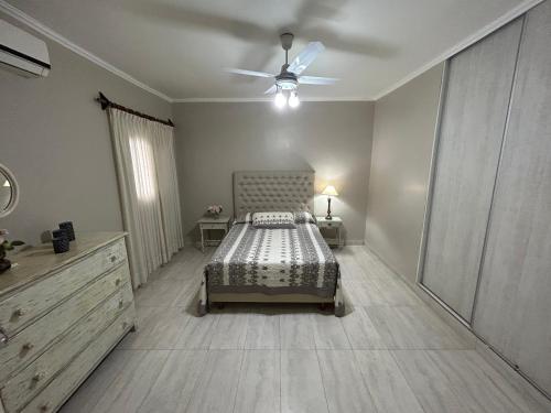 圣地亚哥-德尔埃斯特罗Piedra Rosada的一间卧室配有一张床和吊扇