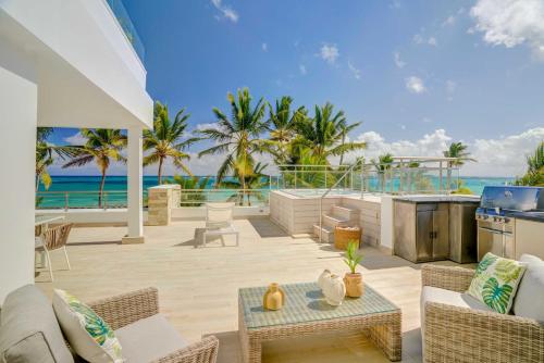 蓬塔卡纳Costa Atlantica Punta Cana - Beach Vacation Condos的海景户外庭院