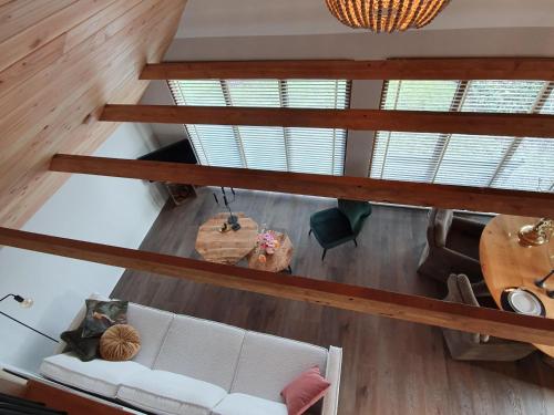 De MeeleCozy holiday home in Overijssel in a wonderful environment的享有带白色沙发的客厅的顶部景色。