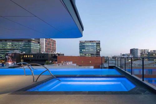布里斯班Kooii Apartments的建筑物屋顶上的游泳池