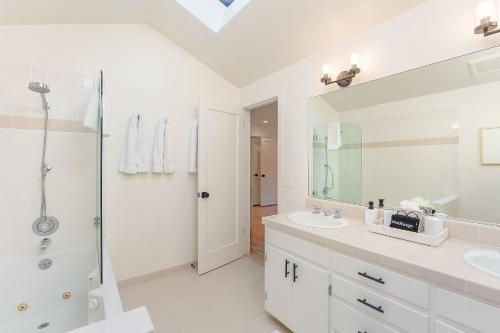 卡梅尔3867 Dolce Tempo home的带淋浴和盥洗盆的白色浴室