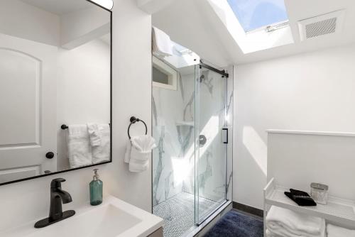 太平洋丛林3814 Surf's Up! home的一间带玻璃淋浴和水槽的浴室