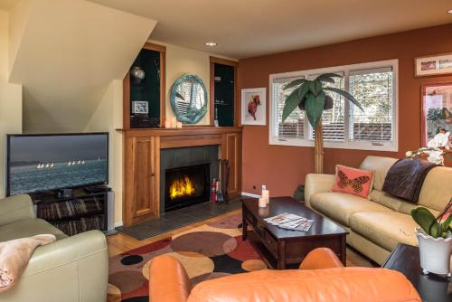 太平洋丛林3743 Pelican Peaks home的客厅设有壁炉和电视。