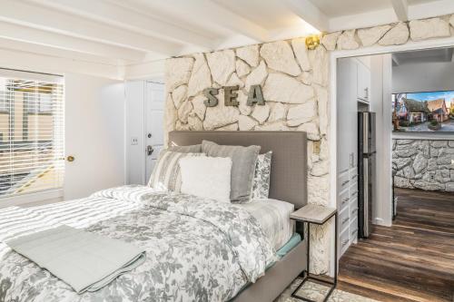卡梅尔3798 Cedar Place apts的一间卧室设有一张床和石墙