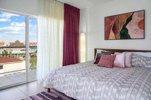 奥拉涅斯塔德Milateo Suite的一间卧室设有一张床和一个大窗户