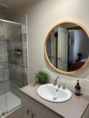 默立基戴森德度假屋的一间带水槽和镜子的浴室