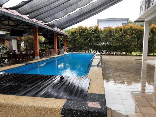 雪邦Challet Baitul Hanan with Private Pool near KLIA的一座带庭院的别墅内的游泳池